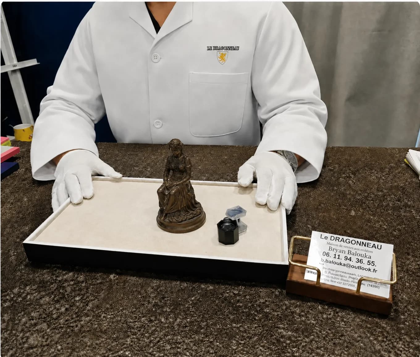 Expertise d’une antiquité dans notre boutique de Pont-Audemer